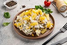 Салат с копченой курицей и ананасами100г